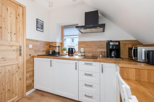 Zator Apartment | UROCZY ZAKĄTEK - Apartamenty z własnymi tarasami i grillem w centrum Zatora, blisko Energylandii