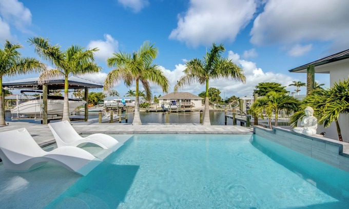 Matlacha Isles Villa | Outstanding 3 BR waterfront pool home in Matlacha Isles/kayaks/fishing poles