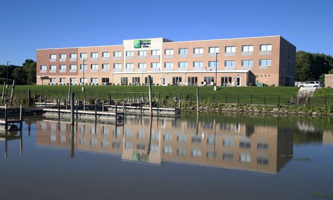 Port Huron Hotel | Holiday Inn Express & Suites Port Huron, an IHG Hotel
