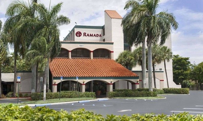 Villages of Palm Beach Lakes Hotel | Ramada by Wyndham West Palm Beach Airport