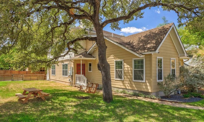 Bouldin House | UT Football Fave - Mins to Downtown, Zilker Park!