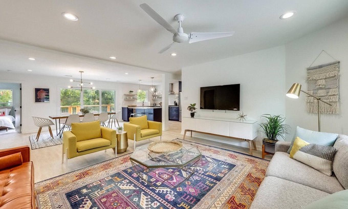Greater South River City House | UT Football Fave - Pool, 2 Miles to Downtown ATX