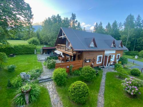 Velky Slavkov House | V ihličí