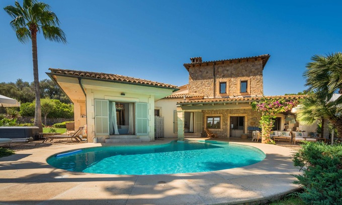 Alcudia Villa | V. Peroia by BeBreeze