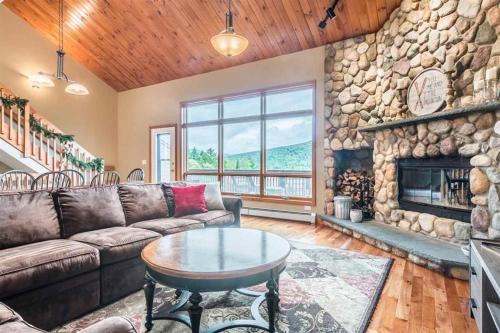 Bethlehem Villa | V3 Gorgeous SKI-IN Mountain View Townhouse with great views in Bretton Woods Fast wifi