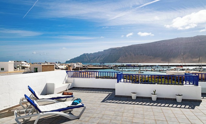 Caleta de Sebo Apartment | Vacation Apartment 'Toledo' with Sea View, Private Terrace and Wi-Fi