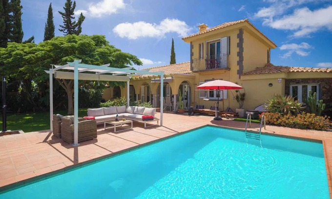 Monte Leon House | Vacation Home 'Villa Linda' with Mountain View, Private Pool and Wi-Fi
