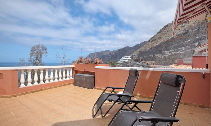 Los Gigantes Apartment | Vacation Apartment 'Bonitas Vistas A Los Acantilados' with Sea View, Wi-Fi and Air Conditioning