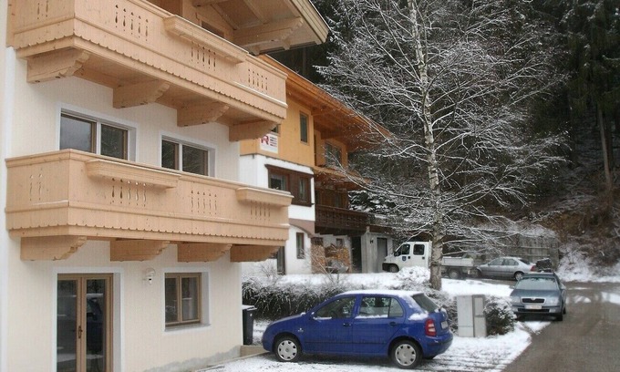 Zillertal Apartment | Vacation apartment on the edge of the forest only 100m from the ski slope.