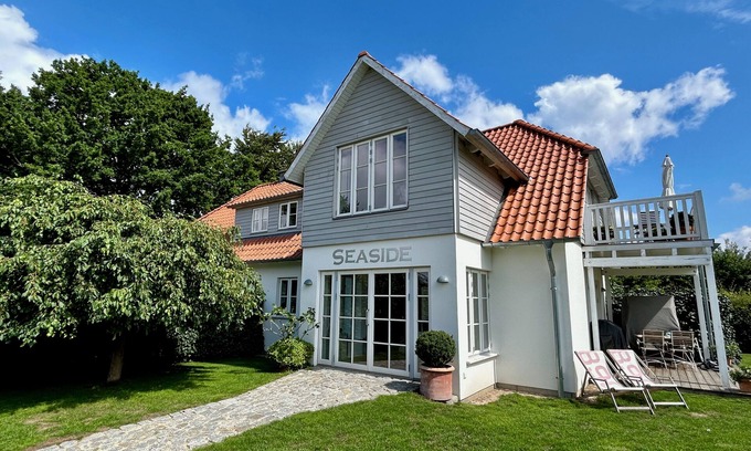Rosenhagen Apartment | Vacation apartment " Seaflat " on the Baltic Sea, free WLAN, beach chair, fireplace by SEASIDE