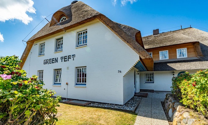 Keitum Apartment | Vacation apartment under thatch for up to 4 people with sunbathing area.