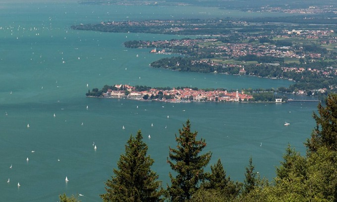 Bodolz Apartment | Vacation apartment Vera - idyllic location near the lake with terrace, garden and parking space