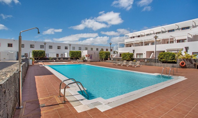 Costa Teguise Apartment | Vacation 'Casa Rosa' with Sea View, Shared Pool and Wi-Fi