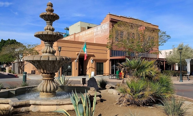 Yuma Hotel | VACATION ESCAPE, TWO MODERN UNITS! POOL/PARKING AND HOT TUB