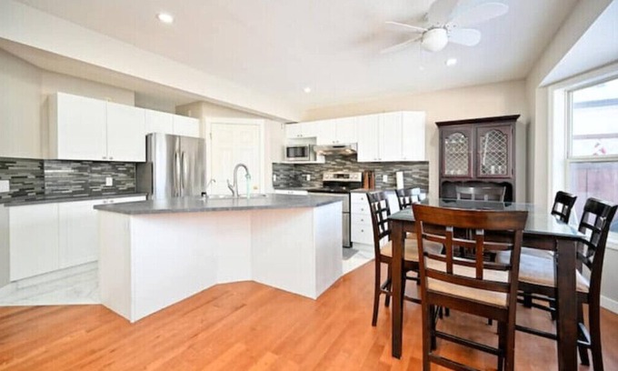 Southwest Calgary House | Vacation Home Close To Spruce Meadows