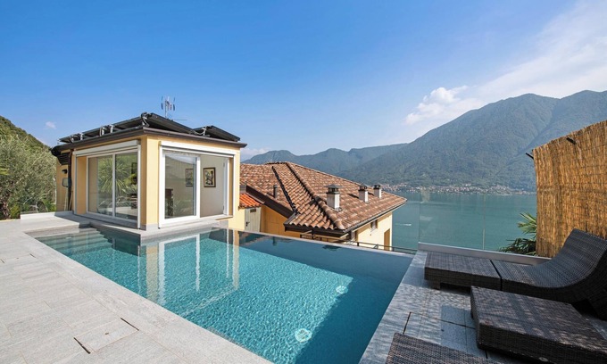 Colonno House | Vacation Home Colonno Penthouse with Lake View, Infinity Pool, Whirlpool & Garden