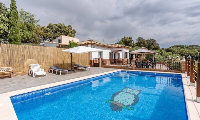 Montefrio House | Vacation Home "Cortijo La Solana Montefrío" with Mountain View, Private Pool & Wi-Fi