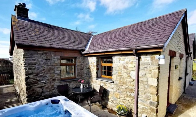 Lampeter House | Vacation home Cwm Derw in New Quay - 4 persons, 3 bedrooms