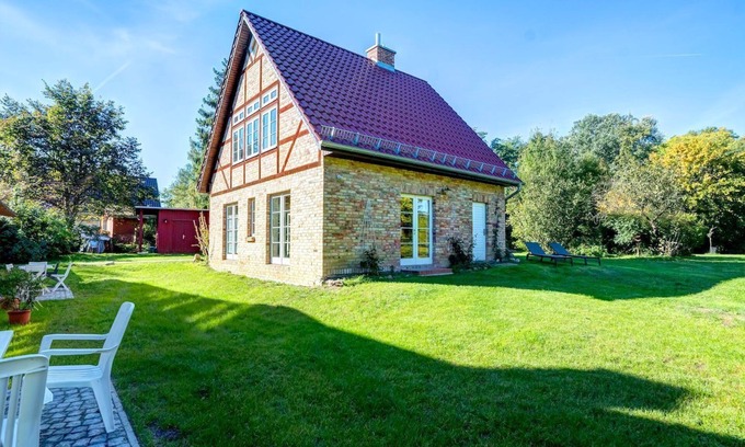 Lassan Apartment | Vacation home for up to 6 people; fireplace, large kitchen, garden - Katen am Schwanenteich