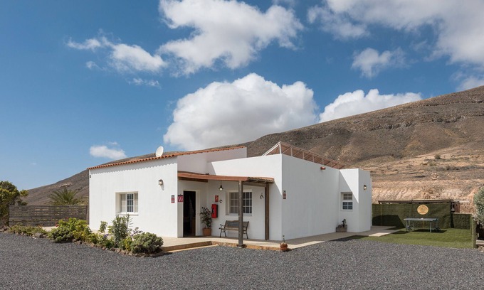 Pajara House | Vacation Home 'Guerepe' with Mountain View, Wi-Fi and Air Conditioning