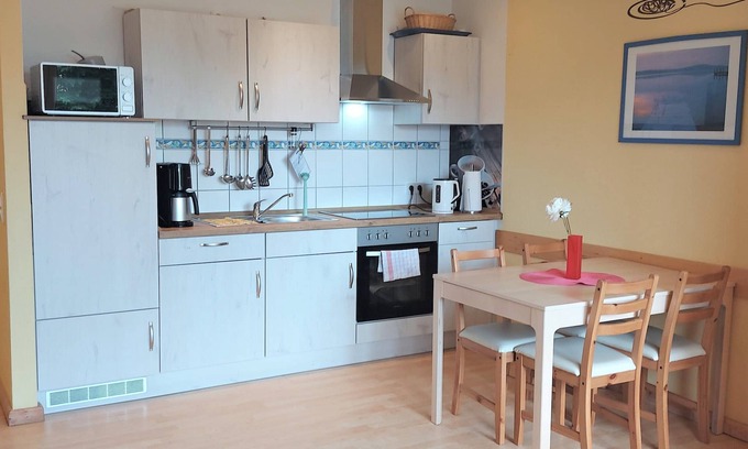 Eckwarden Apartment | Vacation home Herter, WiFi, gr. Garden, play equipment, lounger/play area, barbecue, animals
