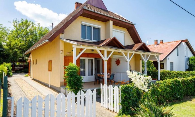 Balatonszarszo House | Vacation home Jazmin by Interhome