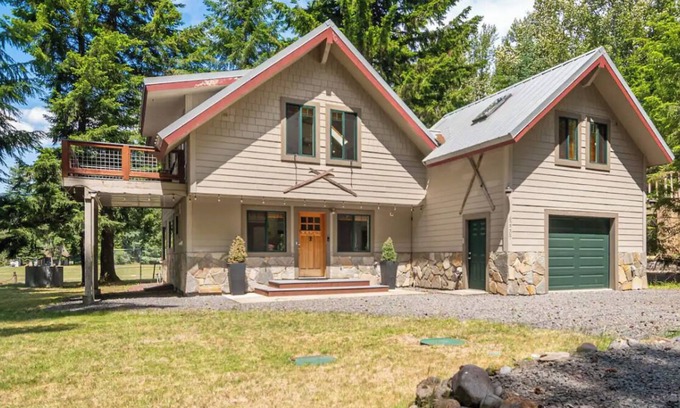 Enumclaw House | Vacation home near Mount Rainier National Park and Crystal Moutain Ski Resort