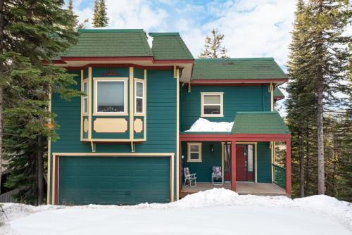 Silver Star Mountain Apartment | Vacation Homes by The Bulldog- Berker's Suite A