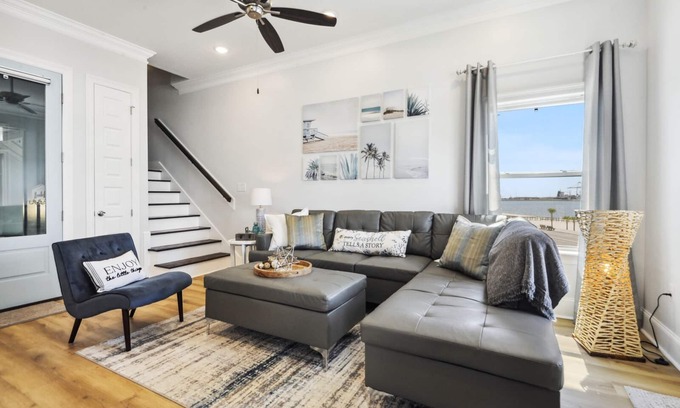 Gulfport House | Vacation Vibes - Beachfront Home | Steps to the water <10 to downtown Gulfport