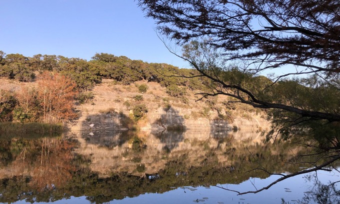 Hunt Cabin | Vaden Hunt House-Log House w/private Guadalupe River access
