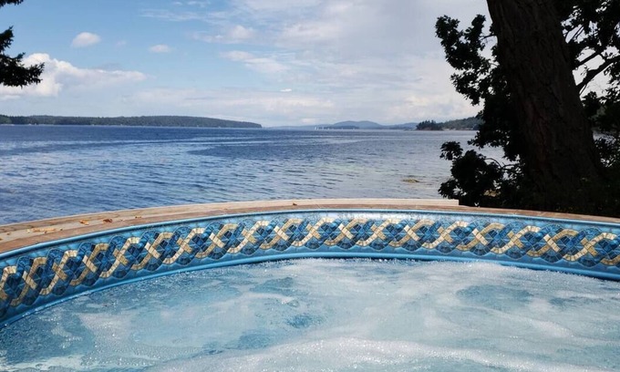 Salt Spring Island Cottage | Valhalla Cabins - The Loft (Oceanfront w/Hot Tub)nn