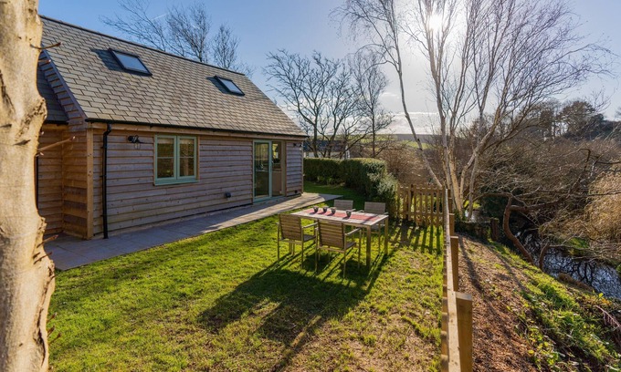 Georgeham Cabin | Valley Cottage Georgeham - Sleeps up to 4 - Dog Friendly Cottage