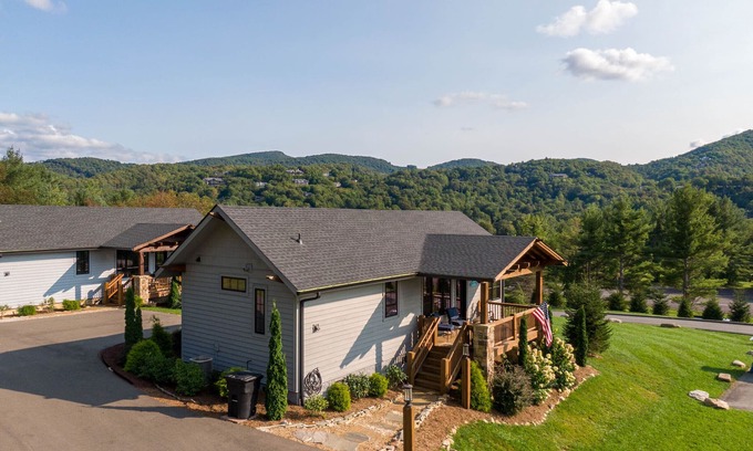 Elk Park House | Valley View - expanded deck, within a mile of Banner Elk, close to skiing, river