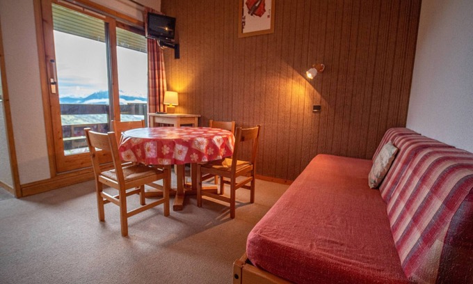 Les Avanchers-Valmorel Apartment | Valmorel: Cozy duplex at the foot of the slopes, balcony, pets allowed!