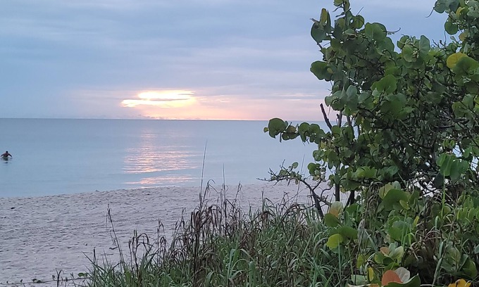 Vanderbilt Beach House | Vanderbilt Gem- Beautiful 3/2/family friendly☆3 Mins to the beach☆Dog friendly
