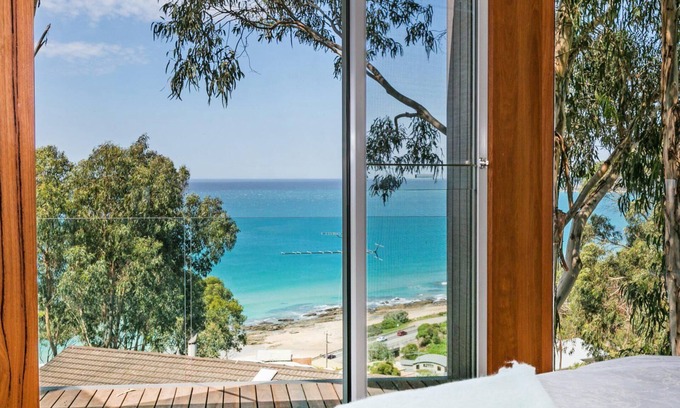 Lorne House | Vantage Point - Architectural brilliance and free WIFI