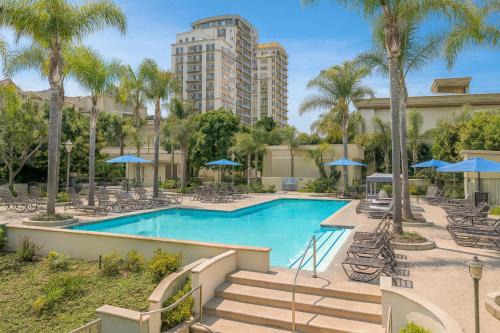 Marina del Rey Apartment | Venice Beach 2BR - 7-Min Walk - Pool, Hot Tub & Gym