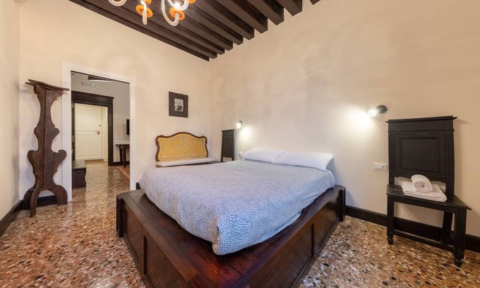 Dorsoduro Apartment | Venice with enchanting canal view - 5 minutes walk from the station