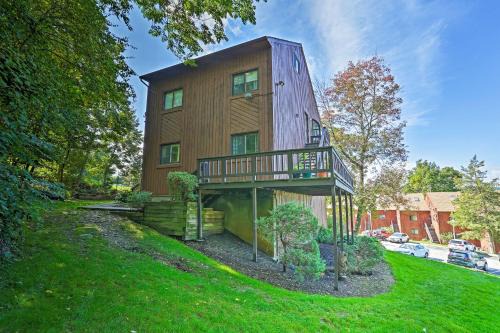 Vernon Apartment | Vernon Condo with Deck, Near Appalachian Trail!