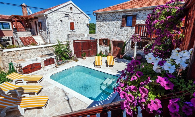 Zadar Apartment | VERY BEAUTIFUL STUDIO APARTMENTS FOR 2-4 PEOPLE WITH OWN POOL 200 m FROM THE BEACH