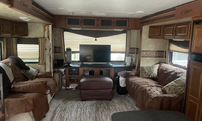 Cedar Mountain House | Very comfortable 32 foot Camper Trailer with 3 slide outs
