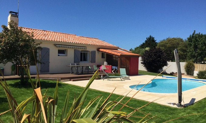Bourgenay House | Very nice seaside house with pool and views of the marshes.