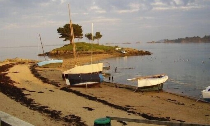 Lanmodez Villa | Very quiet seafront house with unobstructed sea view