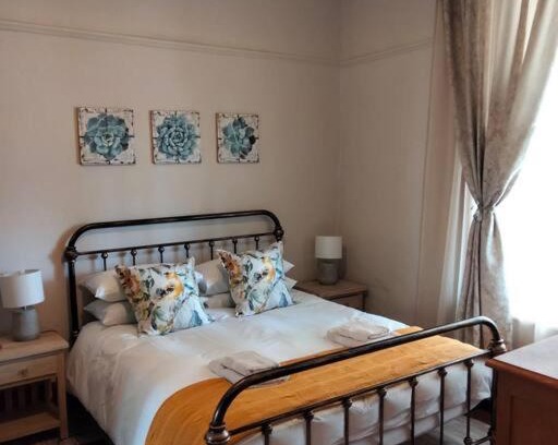Colesberg House | Via the Grapevine 3 bedroom house private parking