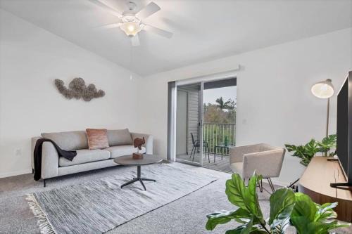 Trailer Estates Apartment | Viagem Peaceful 2BR w Balcony Pool Gym Tennis
