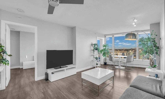 Crosstown Apartment | ~Vibrant 2BR Condo in the Heart of Vancouver