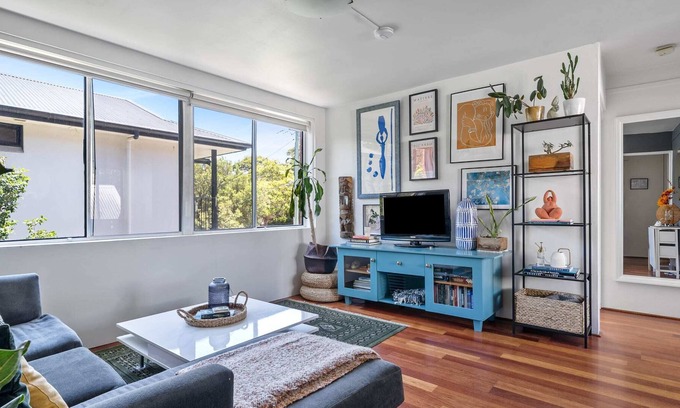 Freshwater Apartment | Vibrant Beachside Retreat: 2BR Unit in Freshwater
