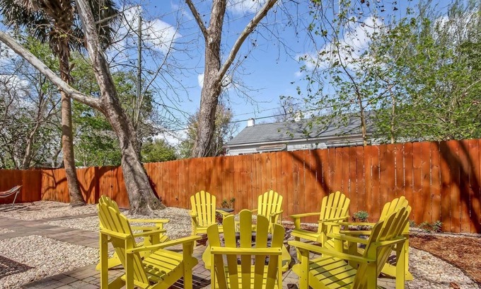 Dixon Park Condo | Vibrant, Colorful Condo Building With Backyard Firepit and Games