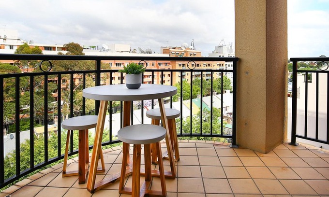 Pyrmont Apartment | Vibrant inner-city living - Darling Harbour fringe