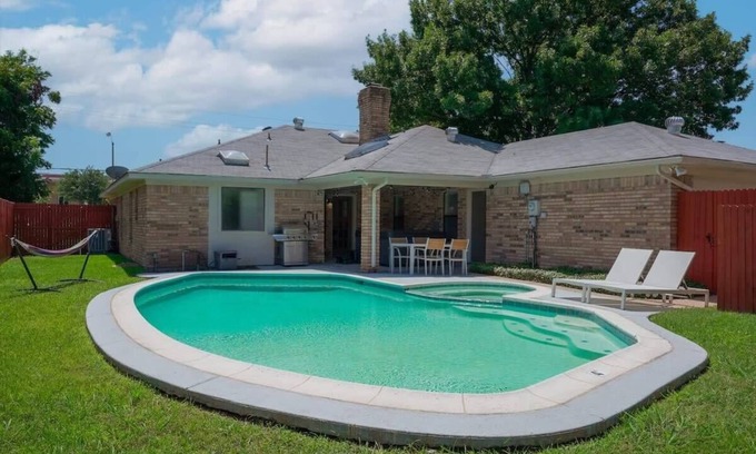 Richardson House | Vibrant Spacious Home w/Private Pool and Jacuzzi